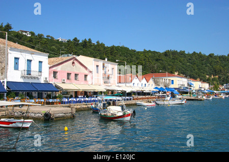 Waterfront del Greco sonnolento villaggio di pescatori di Katakolon, Grecia. Katakolon è la porta per Olympia. Foto Stock