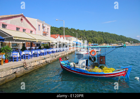 Waterfront del Greco sonnolento villaggio di pescatori di Katakolon, Grecia. Katakolon è la porta per Olympia. Foto Stock