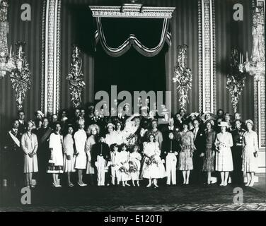 Giugno 06, 1981 - Il Royal Wedding gruppo: il Principe Charles condivide una barzelletta con la sua sposa come essi posano per una fotografia di famiglia nella sala del Trono del Palazzo di Buckingham. Foto Stock