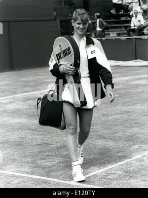 Giugno 06, 1981 - Wimbledon Tennis 1981 14 anni di Kathy Rinaldi apre il suo debutto di Wimbledon: il più giovane ragazza a giocare a Wimbledon sin dal 1907, Kathy Rinaldi, anni 14, hanno preso parte il Signore sceglie i campionati oggi quando ha giocato Miss Rollinson del Sud Africa su No. 2 corte. La foto mostra il 14 enne Kathy Rinaldi passeggiate su No. 2 LA CORTE a Wimbledon oggi per il suo gioco di apertura nei confronti di Miss Rollinson del Sud Africa. Foto Stock