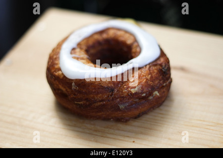 Un cronut da una panetteria a Montreal, Que. Foto Stock