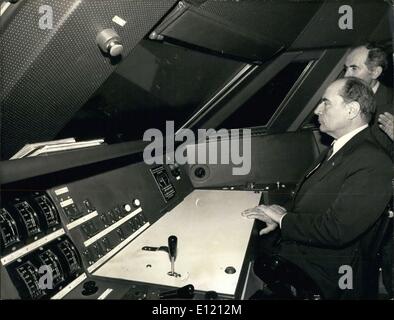 Sett. 23, 1981 - Il Presidente francese François Mitterrand ha aperto il TGV sulla linea Parigi-Lione ieri. Mitterrand ha auspicato che il treno sarebbe esteso per il Belgio e la Gran Bretagna. Numerose altre celebrità fatte simili commenti circa il TGV. A Bruxelles il presidente della Commissione europea, il sig. Gaston Thorn ha parlato della prodezza tecnica e dell'evento eccezionale che costituito mettendo il treno in servizio. Foto Stock