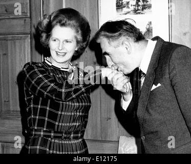 Jozef Czyrek baci Margaret Thatcher la mano Foto Stock