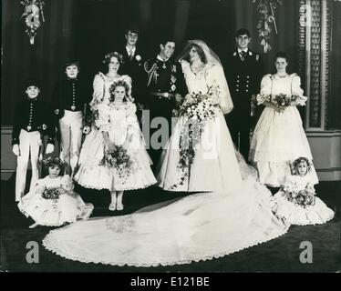 Lug. 07, 1981 - Gruppo di famiglia: visto che presentano dopo il Royal Wedding - raffigurato nella sala del trono a Buckingham Palace, da L-R. Fila posteriore Edward van Cutsem, Lord Nicholas Windsor, Sarah Jane Gaselee, il principe Andréj, signora Sarah Armstrong - James. Fila anteriore insediato, Catherine Cameron, India Hicks (in piedi) e Clemenyine Hambro (seduto) Foto Stock