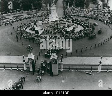 Lug. 07, 1981 - Il Royal Wedding: una vista generale adottate da Buckingham Palace Padiglione mostra il principe e la Principessa di Galles guida nel cortile del palazzo dopo l'unità dalla Cattedrale di San Paolo. Foto Stock