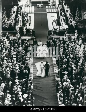 Lug. 07, 1981 - Il Royal Wedding: il principe e la Principessa di Galles visto camminare in corsia dopo la cerimonia di nozze nella Cattedrale di St Paul oggi. Foto Stock