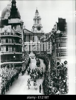 Lug. 07, 1981 - Il Royal Wedding processione da san Paolo: Il Principe e la Principessa di Galles visto come essi abbattere Ldgate malato dalla Cattedrale di St Paul dopo la cerimonia di nozze di oggi. Foto Stock