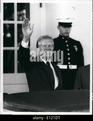 Ottobre 10, 1981 - Washington, D.C. L ex Presidente Jimmy Carter onde ai giornalisti come egli lascia la casa bianca dopo un incontro con il Presidente Reagan per più di trenta - cinque minuti di oggi. Carter ha annunciato che è stato il supporto di Reagan AWACS piano la vendita di un'Arabia Saudita, contrariamente alla controllata democraticamente congresso. Foto Stock