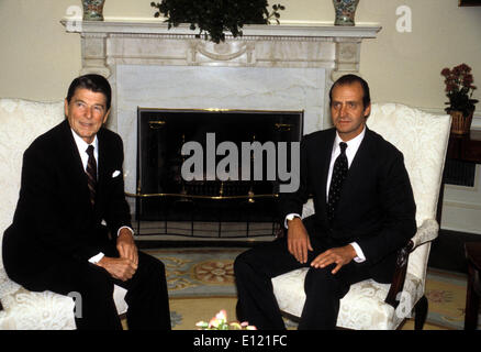 Oct 13, 1981; Washington, DC, Stati Uniti d'America; Stati Uniti presidente repubblicano Ronald Reagan e il re di Spagna JUAN CARLOS I di soddisfare nel Foto Stock