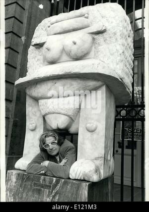 Nov. 24, 1981 - presso il Museo della Zecca di Parigi, solo lo scultore e coin-maker, Pierre Székely dall'Ungheria è sul display. Questo artista si trasferirono in Francia nel 1946 e ha lavorato da allora. Questa esposizione sarà presente arazzi, timbri, dipinti, monete progettato da Székely per denaro, ma anche circa un centinaio di sculture. Una delle sculture, chiamato ''la pubertà,'' verrà in particolare cattura la tua attenzione. Esso comporta una 3 ton baby! Székely è raffigurato qui con la scultura. Foto Stock