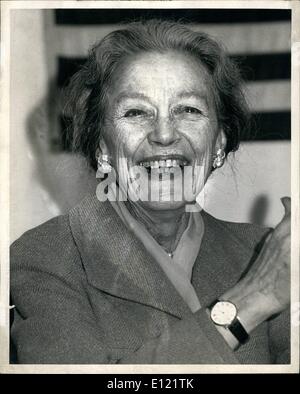 Ottobre 10, 1982 - 1982 elezioni popolari il candidato repubblicano per il senato degli Stati Uniti il sedile dal New Jersey, rappresentante Millicent Fenwick, ha perso la sua offerta al candidato democratico Frank R. Lautenberg. OPS: S. Fenwick durante una campagna apparizione in Newark nel mese di ottobre 28th, 1982. Foto Stock