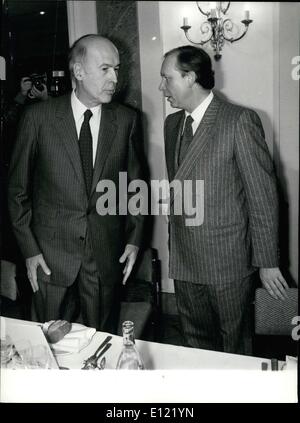 Dic. 17, 1981 - ex presidente Valery Giscard d' Estaing, aveva un pranzo con il presidente dell'Unione per la democrazia francese Jean Claude Gaudin. Foto Stock