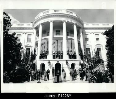 Mar 03, 1982 - Il Presidente francese Mitterand alla Casa Bianca di Washington, D.C. 3/12/82. Il Presidente francese Francois Mitterand e Presidente Ronald W. Reagan (a podio) sono mostrati a cerimonie di partenza qui alla Casa Bianca oggi dopo Mitterand ha incontrato nell'ufficio ovale con Reagan e aveva importanti colloqui. I colloqui sono stati circa i problemi in Medio Oriente e la vendita di armi al Nicaragua. Foto Stock