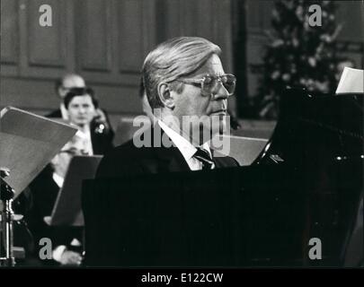 Lug. 07, 1983 - l'ex cancelliere tedesco Helmut Schmidt esegue Mozart Zurigo Helmut Schmidt, ex West-German Cancelliere Federale, ha commutato dalla scena politica per la fase di musica: insieme con Christof Eschenbach e Justus Franz (pianoforte) ha suonato Mozart i concerti per due e per tre pianoforti in Zurigo Tonhalle in questi giorni. Si tratta di una produzione della televisione svizzera e TV West-German ZDF, programmata per essere sottoposti a screening per questa estate. OPS: Helmut Schmidt al pianoforte a Zurigo e Schmidt (r) e il suo co-esecutori Christof Eschenbach (c) e Justus Franz (l) Foto Stock