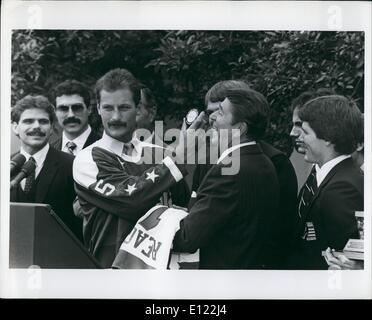 Sett. 09, 1983 - asta Langway, capitano della squadra di capitali di Washington, presenta un team di capitali di jersey e di un disco da hockey al presidente Reagan. Il puck è incribed ''Il Puck si ferma qui' Foto Stock