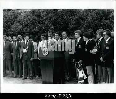 Sett. 09, 1983 - squadre di hockey: Washington, D.C. 9/29/83... Il presidente Reagan grandi i membri degli Stati Uniti Olympic squadra di hockey e capitali di Washington nel giardino di rose. Foto Stock