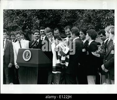 Sett. 09, 1983 - STATI UNITI Olympic Hockey team presenta un team jersey al presidente Reagan. Il team ha inoltre dato il presidente un trofeo archiviato con Jelly Beans. Foto Stock