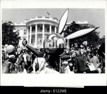 Apr. 12, 1982 - lunedì di Pasqua celebrata presso la Casa Bianca: Grande riempito di aria conigli e altri caratteri sono mostrati sulla Casa Bianca motivi in mezzo a migliaia di persone come il lunedì di Pasqua è stata tradizionalmente celebrato qui oggi. Presidente e signora Reagan ha fatto una breve apparizione e ondulata per alcuni degli ospiti. Foto Stock