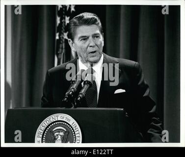 Ottobre 10, 1983 - Il presidente Reagan di Washington, D.C. 10/19/83. Presidente Regan durante la sua conferenza stampa di questa sera nella Sala Est. Foto Stock