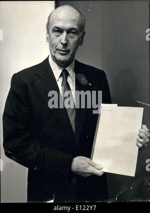 Dic. 23, 1983 - ex presidente francese Valéry Giscard d'Estaing fermato da antenne 2, una televisione francese rete, la notte scorsa dove ha spiegato se stesso riguardante il grande olio beffa Sniffer e ha mostrato alcuni esempi che egli aveva del rapporto tra lo scandalo e la Francese Ufficio di audit. Foto Stock