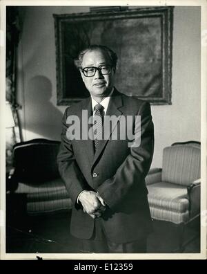 Gen 01, 1984 - gennaio 09th, 1984, primo ministro cinese Zhao Ziyang, visite di New York City. Parte della visita ufficiale negli Stati Uniti di Zhao Ziyang , Premier del Consiglio di Stato della Repubblica popolare di i menti , è stata una sosta nella città di New York. Mr.Ziyang ha visto le torri gemelle, ha preso un giro in barca di Lower Manhattan e parlava ai leader dei cinesi la comunità americana. Egli ha anche organizzato una serie di incontri con Ex presidente Richard Nixon, ed ex Segretario di Stato Cyrus Vance in Hotel Suite presso il Plaza Hotel. OPS Premier Zhao Ziyang raffigurato nella sua camera di albergo a Plaza Hotel di New York City. Foto Stock