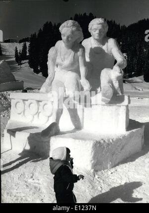 Febbraio 02, 1984 - che è uno dei migliori?: concorso di sculture in neve a Hoch Ybrig (Svizzera centrale delle alpi): le famiglie, gli studenti e gli artisti provenienti da diversi paesi europei ha creato sculture in neve e ghiaccio durante febbraio 16 e 19 a theis svizzera di sci luogo. il soggetto è stato i giochi olimpici. La foto mostra. via-e-field-atleti in snow-una scultura denominata ''Hoppla'' fatta da Berthold Scheible Martin Engel, Beate Scheible e Uwe Becker di Westgermany. Foto Stock