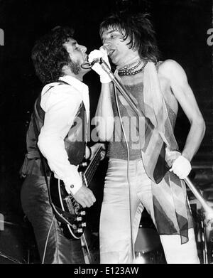 Rod Stewart e Ronnie Lane eseguire in concerto Foto Stock