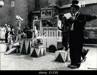 Apr. 04, 1984 - e il gatto non morde i topi: stelle dello spettacolo della Swiss ' Circo Mouse'', probabilmente più piccolo al mondo circo, sono questo gatto siamese gatto e due topi gigante che svolgono con circus-proprietario in best amicizia. In esposizione anche sono un cane, una capra, un suino e uccelli. Gugelmann e il suo ' Circo Mouse'', originato da Basel , Switzerland, è effettivamente in viaggio attraverso la Svizzera. La foto è stata presa in questi giorni a Losanna, Svizzera, dove rimane fino a quando mai 16. Foto Stock