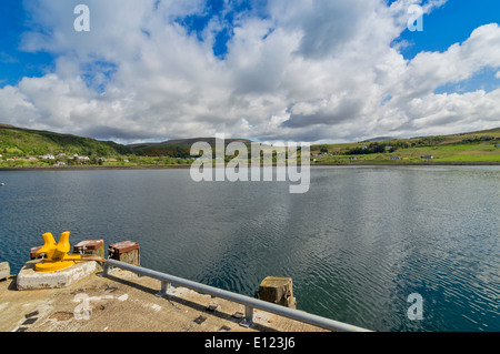 UIG VILLAGE E CASE dal molo del traghetto per l'isola di Skye in Scozia Foto Stock