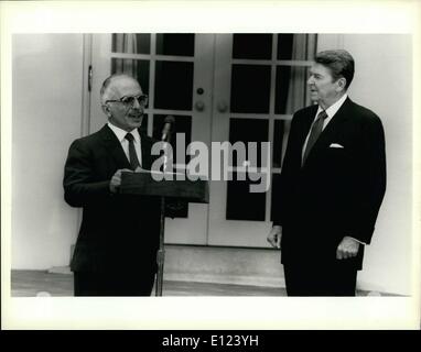 Maggio 05, 1985 - Consolidato news foto Hussein parla ai rapporti di Washington , Re Hussein di Giordania parla ai giornalisti nel Giardino di Rose alla casa bianca dopo due ore di visita con il presidente Reagan. Foto Stock