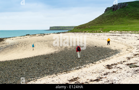 WALKERS sul corallo o maërl Alga Marina Beach sull'Isola di Skye in Scozia Foto Stock