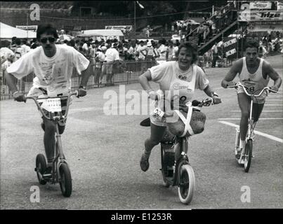 Giugno 06, 1991 - 24 ore scooter rally. Una 24 Ore scooter rally era tenere a Sierre (nei pressi di Ginevra) per lo spettacolo conclusivo del Festival Internazionale di Fumetto, Giugno 15. 53 squadre provenienti da Germania, Francia e Unione Sovietica ha preso parte al concorso. La speciale scooter i modelli sono realizzati con lo stesso materiale plastico come vetture di Formula 1 o di piani per aumentare l'aerodinamica. La organizzatori del rally anche voluto fare propaganda per lo scooter come un nuovo ed efficace veicolo di trasporto nel traffico cittadino. Foto Stock