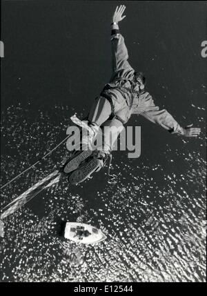 Giugno 06, 1991 - Banji-jumping in Svizzera. Il Banji-jumping da alta ponti, già popolari negli Stati Uniti, è diventato un nuovo sport in Svizzera, poiché Swiss Banji-ponticello Olivier Favre installato la prima corda di gomma in Europa per il ponte sul fiume Doubs in Villiers Le-Lac vicino a Neuchâtel (Svizzera occidentale) entro la fine di maggio. La nostra immagine mostra Olivier Favre jumping da 50 metri nel fiume. Foto Stock