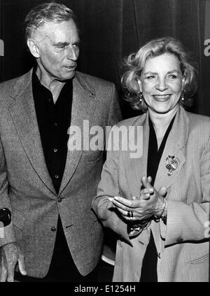 Giu 21, 1991; Roma, Italia; attore Charlton Heston noto per i suoi ruoli di religiosi in 'Ben-Hur' e 'i dieci comandamenti", raffigurato con Lauren Bacall. . (Credito Immagine: KEYSTONE Pictures USA/ZUMAPRESS.com) Foto Stock