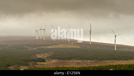 Le turbine eoliche in una nebbiosa HILL sull'Isola di Skye in Scozia Foto Stock