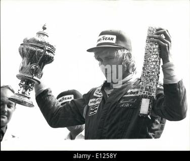 Lug. 07, 1987 - James Hunt vince il Gran Premio di Gran Bretagna a Silverstone: il World Motor Racing campione in Gran Bretagna da James Hunt alla guida della sua Marlboro-Mclaren M26 ha vinto il Gran Premio di Gran Bretagna a Silverstone. Mostra fotografica di James Hunt può contenere fino ai vincitori del trofeo dopo il traguardo a Silverstone. Foto Stock