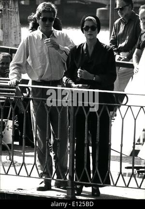 Sett. 09, 1991 - Catherine Deneuve in Lucerna: attrice francese e stella Cathrine Deneuve insieme con il direttore francese Regis Wargnier stand presso la banchina del Lago di Lucerna (Svizzera) durante le riprese del film ''Indochine'', a Lucerna, Settembre 17. Foto Stock