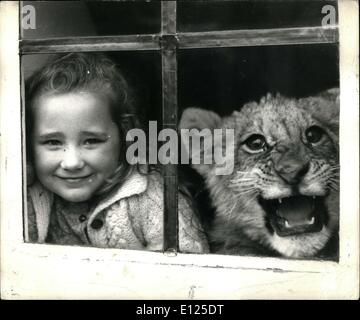 Agosto 08, 1997 - Emily e il leone, Cooped Up con la varicella: Essendo cooped up con pollo-varicella, chiuse lontano dai tuoi amici, può essere un foro, ma non per 4 anno Emily Lacey. Ella ha un amico molto speciale che non è semplicemente in grado di catturare il pollo-varicella, non lasciare che il suo spot ingannare voi Lions sono immuni al pollo-varicella. Così lenny il 2 anno vecchio leone, condivide Emily's isolamento nel suo Sherwood zoo a casa, e non è così male dopo tutto Emily è la figlia di Martin Lacey proprietario di Sherwood Zoo. e T.V. star.un sorriso da Emily che ha una Playmate sinistra. Foto Stock