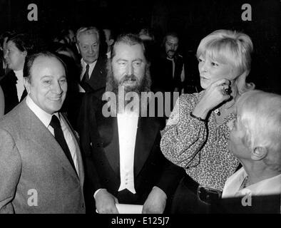 Jan 04, 2005; Paris, Francia; (File foto. Data Sconosciuta) pittore francese Bernard Buffet enter) con sua moglie ANABELLE e cantante Foto Stock