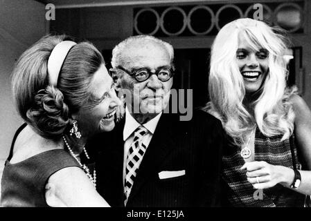 Jan 04, 2005; Amburgo, Germania; (File foto. Data Sconosciuta) Princess Ann-MARI VON BISMARCK con il marito principe Otto e la loro figlia GUNILLA presso l apertura di un centro ricreativo di Amburgo.. (Credito Immagine: KEYSTONE Pictures USA/ZUMAPRESS.com) Foto Stock