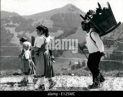 Lug. 07, 1988 - Baby sembra come esso: organizzata dal famoso Arth-Rigi ferroviaria folcloristic un giorno ha avuto luogo il ben noto Rigi (vicino a Lucerna/Svizzera) Martedì (19 luglio). Come nei tempi antichi questo uomo accompagnato dalla sua famiglia trasporta la culla con il suo bambino fino alla collina. Foto Stock