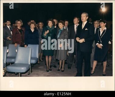 Il 12 Dic. 1988 - Presidente della Unione Sovietica visita la sede dell ONU.: Mikhail Gorbaciov Segretario generale del Comitato centrale di CPSU e presidente del presidium dell'URSS Soviet supremo, ha visitato la sede delle Nazioni Unite di oggi per affrontare l'Assemblea Generale e incontro con il Segretario Generale Javier Perez de Cuellar.Il sig. Gorbaciov (centro) accompagnato dalla signora Perez de Cuellar in piedi accanto a lei, la visualizzazione sul Consiglio di sicurezza camera durante un tour delle Nazioni Unite questa mattina. Foto Stock