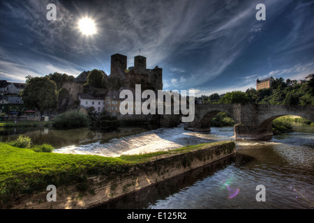 Fiume Lahn e storica città Runkel in Hesse, Germania Foto Stock