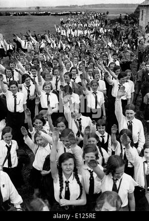 Jan 20, 2005; Dachau, Baviera, Germania; (File foto. Data Sconosciuta) ragazzi e ragazze della Gioventù Hitleriana, stabilita dal partito nazista nel 1926 per creare una nuova giovinezza-sistema di formazione dei giovani tedeschi per ottenere un addestramento militare e a sviluppare la loro comprensione e obbedienza alla ideologia nazista. La motivazione fondamentale della Gioventù Hitleriana era quello di formare futuri 'ariano supermen" e il futuro i soldati che potrebbe servire per il Terzo Reich fedelmente. I giovani hanno imparato a usare armi, costruito la loro forza fisica, imparato strategie di guerra e sono stati indottrinati in antisemitismo. Foto Stock