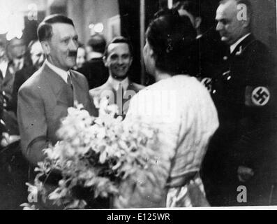 Oct 24, 2005; Berlin, Germania; (File foto: Data sconosciuta.) (sinistra): Foto di ADOLF HITLER.. ures USA Foto Stock