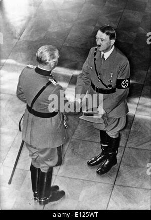 Oct 24, 2005; Berlin, Germania; (File foto: Data sconosciuta.) ADOLF HITLER (destra) parlando con il generale von Blomberg.. Foto Stock