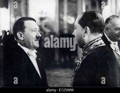 Oct 24, 2005; Berlin, Germania; (File foto: Data sconosciuta.) ADOLF HITLER (sinistra) parlando con M. Lipsky.. Foto Stock