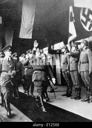 Oct 24, 2005; Berlin, Germania; (File foto: Data sconosciuta.) ADOLF HITLER (sinistra) ispezionare le sue truppe a volte durante la seconda guerra mondiale. (Cr Foto Stock