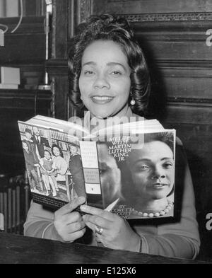 Jan 31, 2006; Atlanta, GA, Stati Uniti d'America; (File Foto: 1969 ) Coretta Scott King (27 aprile 1927 Ð Gennaio 30, 2006) è stata la moglie di cadaveri dei diritti civili attivista Martin Luther King Jr. e una nota comunitaria leader nel suo diritto. Morì il 30 gennaio 2006 all'età di 78 nel suo sonno a un messicano il centro di riabilitazione dove era sottoposto a terapia olistica per la sua corsa. Il suo corpo sarà restituito ad Atlanta e la seppellirono accanto a suo marito al King Center. Foto: al momento del lancio del suo libro 'My la vita con Martin Luther King Jr.'. (Credito Immagine: KEYSTONE Pictures USA/ZUMAPRESS.com) Foto Stock