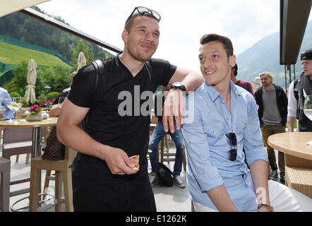 Val Passiria, Italia. 21 Maggio, 2014. Dispensa - Lukas Podolski (L) e Mesut Oezil bere acqua al loro arrivo presso il team hotel a San Leonardo in Passiria, Italia, 21 maggio 2014. Germania nazionale della squadra di calcio si prepara per la prossima Coppa del Mondo FIFA 2014 in Brasile in un campo di addestramento in Alto Adige fino al 30 maggio 2014. Foto: Markus Gilliar/DFB/dpa/Alamy Live News Foto Stock